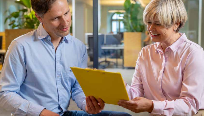 Ein freundliches Beratungsgespräch zwischen zwei Personen